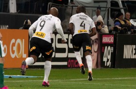 Manoel comemora seu gol na partida contra o Palmeiras