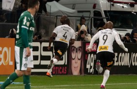 Manoel comemora seu gol na partida contra o Palmeiras