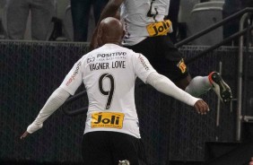 Vagner Love comemorando gol do Corinthians no jogo contra o Palmeiras