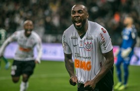 Manoel comemorando seu gol diante o Palmeiras, pelo Brasileiro, na Arena Corinthians