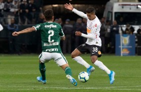 Pedrinho passa pelo adversrio no jogo deste domingo