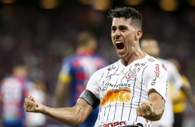 Avelar comemora gol contra o Fortaleza, pelo Brasileirão