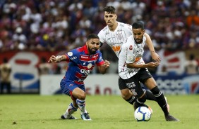 Avelar e Everaldo no jogo contra o Fortaleza, pelo Campeonato Brasileiro