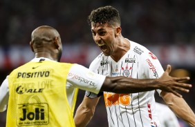 Avelar e Love comemorando gol do lateral contra o Fortaleza, pelo Brasileiro