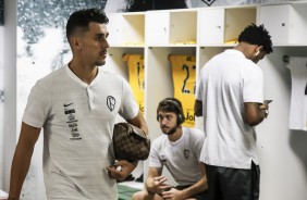 Danilo Avelar chegando aos vestirios antes da partida contra o Fortaleza pelo Campeonato Brasileiro