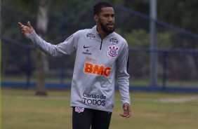 Everaldo no ltimo treino antes do jogo contra o Palmeiras, pelo Brasileiro