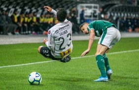 Fagner em jogada contra o Palmeiras, pelo Brasileiro, na Arena Corinthians