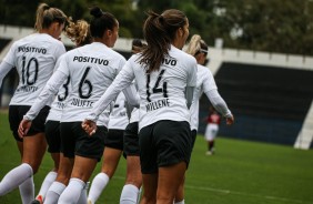 Garotas do Corinthians Feminino comemorando triunfo sobre o Vitória, pelo Brasileirão