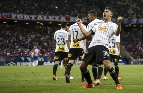 Jogadores comemorando gol contra o Fortaleza, pelo Brasileirão