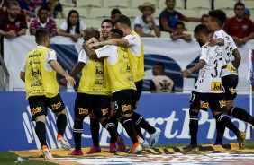 Jogadores do banco comemoram com Boselli seu gol contra o Fortaleza