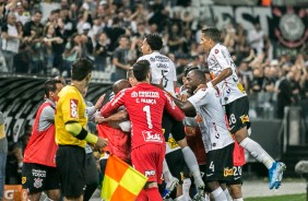 Corinthians comemorando segundo gol contra o Goiás, na Arena