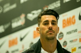 Danilo Avelar antes do jogo contra o Gois, na Arena Corinthians
