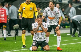 Júnior Urso e Mateus Vital comemorando o gol do volante contra o Goiás