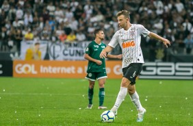 Lateral Carlos Augusto durante duelo contra o Goiás, na Arena Corinthians, pelo Brasileirão
