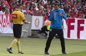 Carille sendo repreendido pelo juiz durante jogo contra o Internacional, pelo Brasileiro