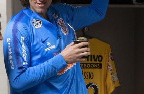 Cássio chega ao vestiário do Beira Rio, antes do duelo contra o Internacional