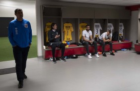 Fábio Carille e jogadores chega ao vestiário do Beira Rio, antes do duelo contra o Internacional