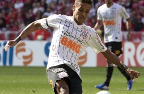 Meia Pedrinho no jogo contra o Internacional, pelo Brasileirão