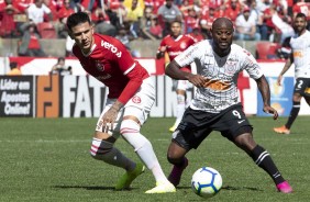 Vagner Love no jogo contra o Internacional, pelo Brasileirão