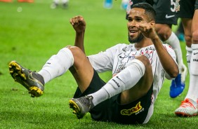 Everaldo marcou o segundo gol do Corinthians contra o Botafogo, na Arena