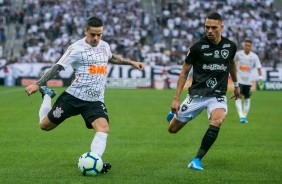 Fagner no duelo contra o Botafogo, pelo Brasileiro, na Arena Corinthians