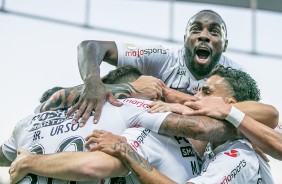 Jogadores comemoram com Boselli o gol do argentino, contra o Botafogo, na Arena Corinthians