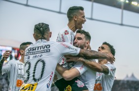 Jogadores comemoram com Boselli o seu gol contra o Botafogo