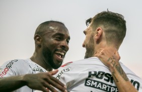 Manoel comemora com Boselli o gol do atacante contra o Botafogo, na Arena Corinthians