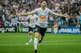 Mauro Boselli comemora seu gol contra o Botafogo, pelo Brasileirão 2019