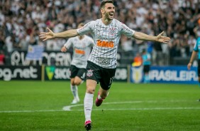 Mauro Boselli comemora seu gol contra o Botafogo, pelo Brasileiro 2019