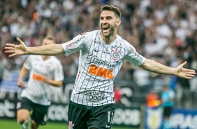 Mauro Boselli comemorando seu gol contra o Botafogo, pelo Brasileiro, na Arena Corinthians