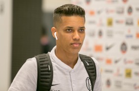 Pedrinho chega  Arena Corinthians para duelo contra o Botafogo