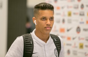 Pedrinho chega à Arena Corinthians para duelo contra o Botafogo