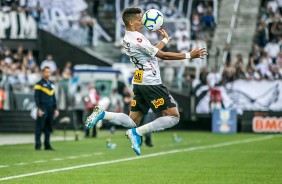 Pedrinho em jogada contra o Botafogo, pelo Brasileiro, na Arena Corinthians