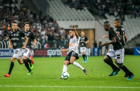 Everaldo durante jogo contra o Botafogo, na Arena Corinthians, pelo Brasileirão