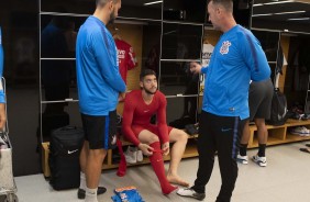 Caíque França e comissão técnica no vestiário antes do jogo contra o Botafogo, na Arena Corinthians