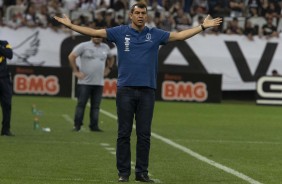 Carille durante partida contra o Botafogo, na Arena Corinthians, pelo Brasileiro