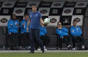 Carille e comissão durante partida contra o Botafogo, na Arena Corinthians, pelo Brasileirão