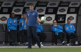 Carille e comisso durante partida contra o Botafogo, na Arena Corinthians, pelo Brasileiro