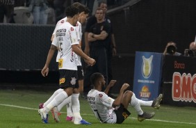 Everaldo comemorando seu gol contra o Botafogo, pelo Brasileirão