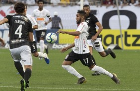 Everaldo durante partida contra o Botafogo, na Arena Corinthians, pelo Brasileirão