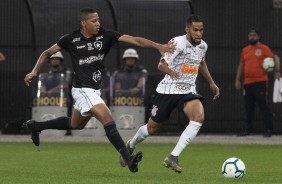 Everaldo durante partida contra o Botafogo, na Arena Corinthians, pelo Brasileirão