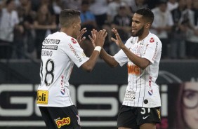 Everaldo e Pedrinho durante partida contra o Botafogo, na Arena Corinthians, pelo Brasileirão