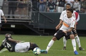 Gabriel e Everaldo durante partida contra o Botafogo, na Arena Corinthians, pelo Brasileirão