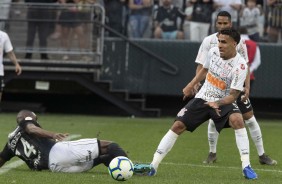 Gabriel e Everaldo durante partida contra o Botafogo, na Arena Corinthians, pelo Brasileiro