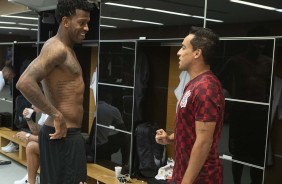 Gil e Jadson no vestiário da Arena Corinthians antes do jogo contra o Botafogo