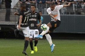 Jnior Urso durante partida contra o Botafogo, na Arena Corinthians, pelo Brasileiro