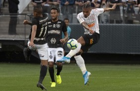 Júnior Urso durante partida contra o Botafogo, na Arena Corinthians, pelo Brasileirão