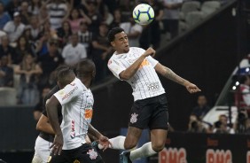 Manoel e Gustavo durante partida contra o Botafogo, na Arena Corinthians, pelo Brasileirão