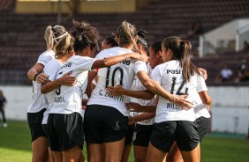 Meninas do Corinthians Feminino comemorando vitria contra a Ferroviria, pelo Paulista